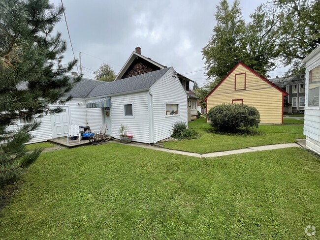 Building Photo - 908 Columbia Ave