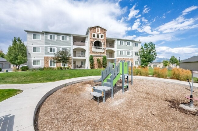 Building Photo - 1823 N Crest Rd