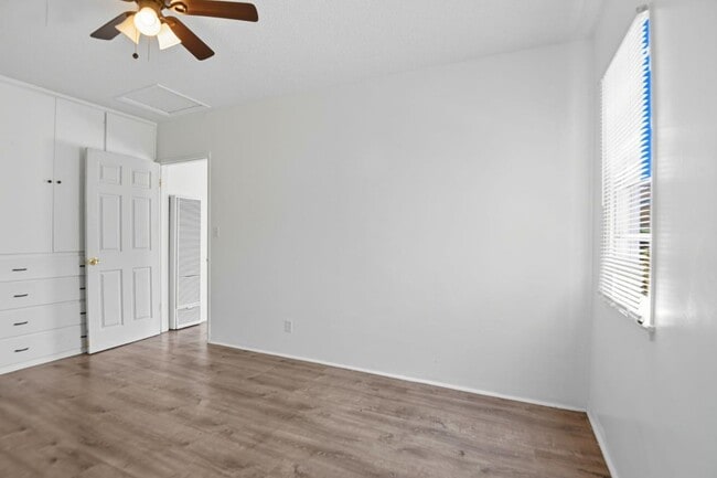 Building Photo - 103 E Tamarack Ave