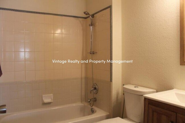 Building Photo - Back On The Rental Market Nice Single Story 3 Bedroom Home!!!