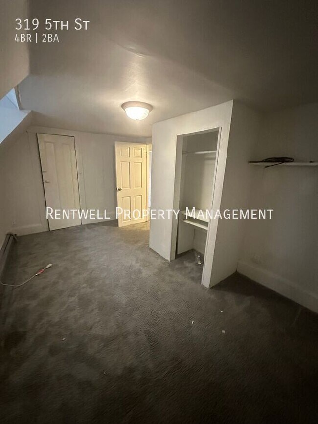 Building Photo - 319 5th St