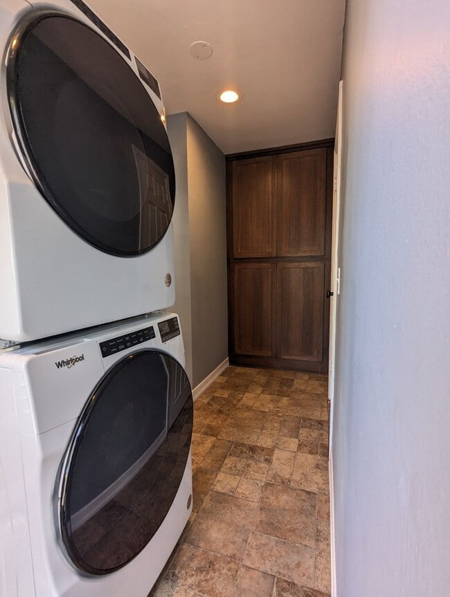 Building Photo - Beautiful 2 bedroom/1 bath home with solid surface flooring!