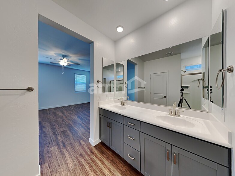 Building Photo - 4313 S 105th Dr