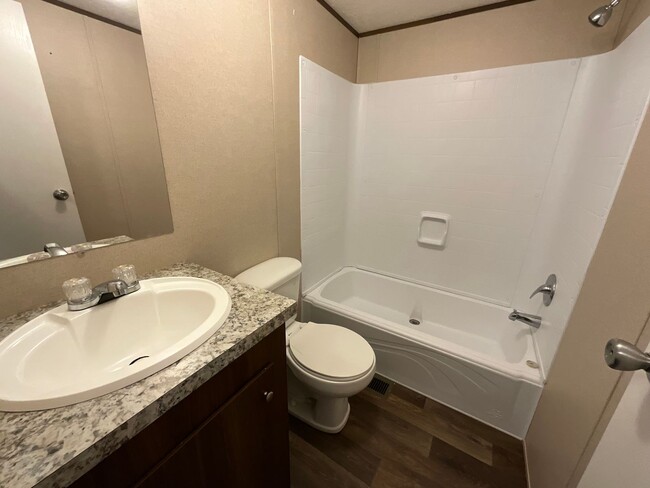 Building Photo - 2 Bedroom 2 Bathroom Mobile Home