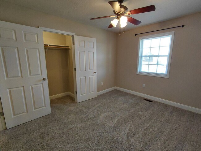 Building Photo - Beautiful home close to post