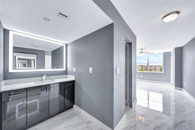 Building Photo - 1100 St Charles Pl