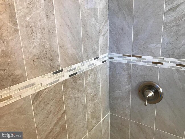 Building Photo - 12 Manor Dr