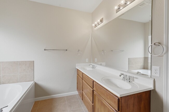Building Photo - 506 Carson Ridge Dr