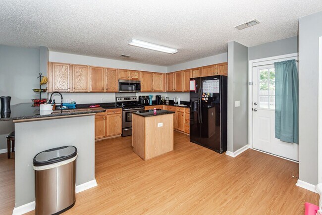 Building Photo - 5 Bedroom 3 Bath Home in Moss Grove Planta...