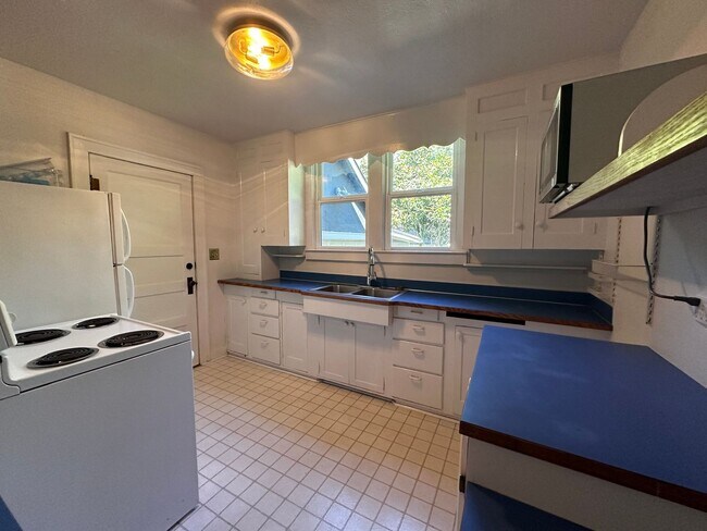 Building Photo - 3 Bedroom 2 Bath Single Family House