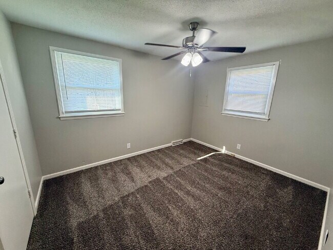 Building Photo - 1322 Shady Lawn Dr