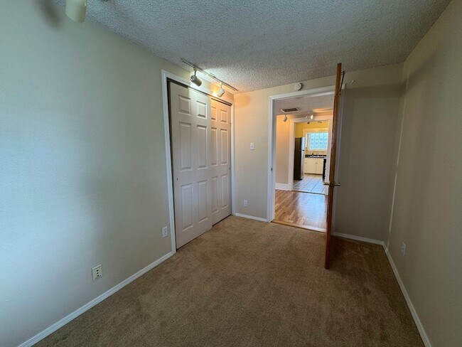 Building Photo - ***$500 off 1st Months Rent!***Well Kept H...