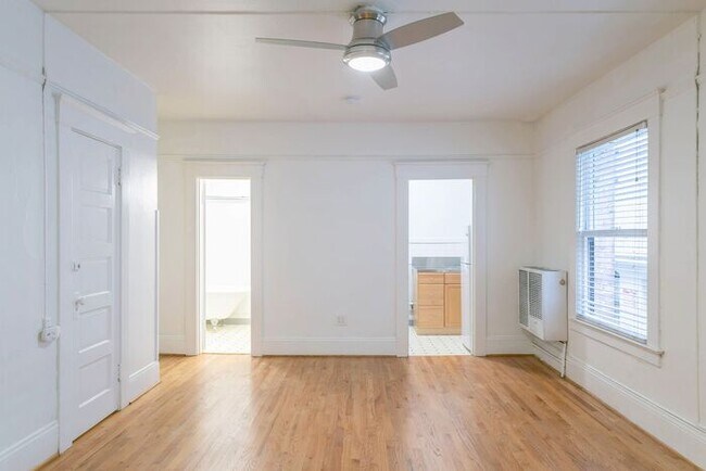 Primary Photo - 2066 NW Glisan St