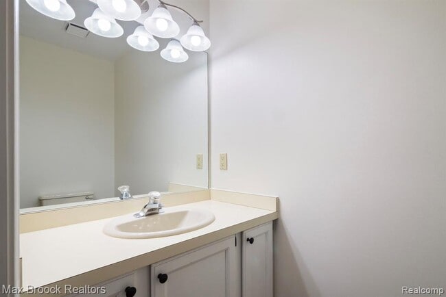 Building Photo - 1823 Torquay Ave