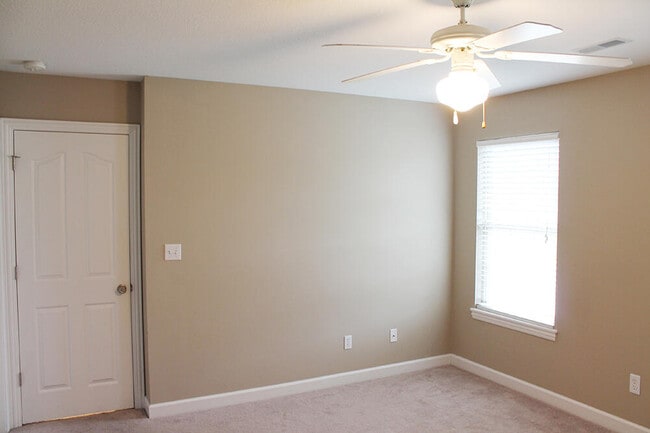 Building Photo - 1304 E Brown School Rd