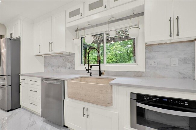 Building Photo - 3270 Brookview Dr