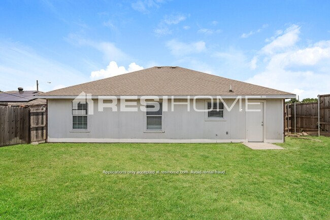Building Photo - 2626 Camel Ct