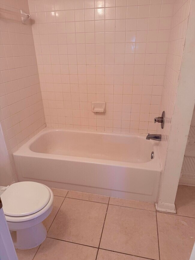 Building Photo - 1040 Lake Shore Dr