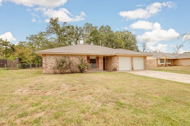 Building Photo - AUGUST PRE-LEASE! 3 bed, 2 bath home in Eastgate!