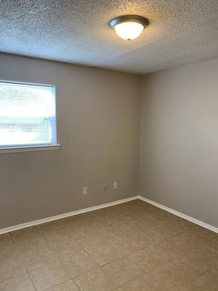 Building Photo - 210 Hendricks Blvd