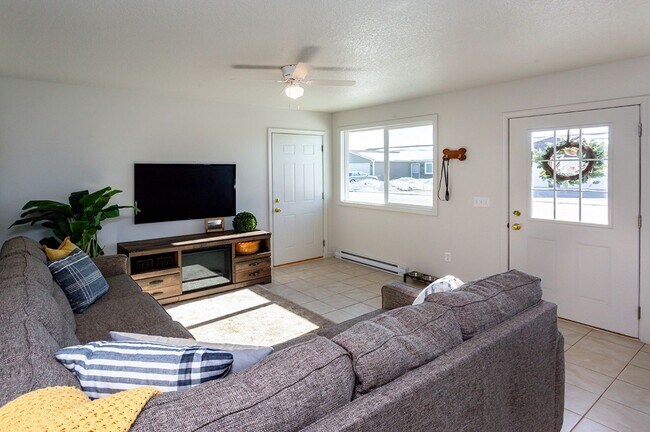 Building Photo - 3 Bedroom, Single-story Townhomes for rent...
