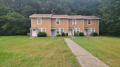 Building Photo - Spacious Townhome!