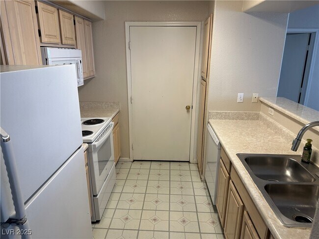 Building Photo - 555 E Silverado Ranch Blvd