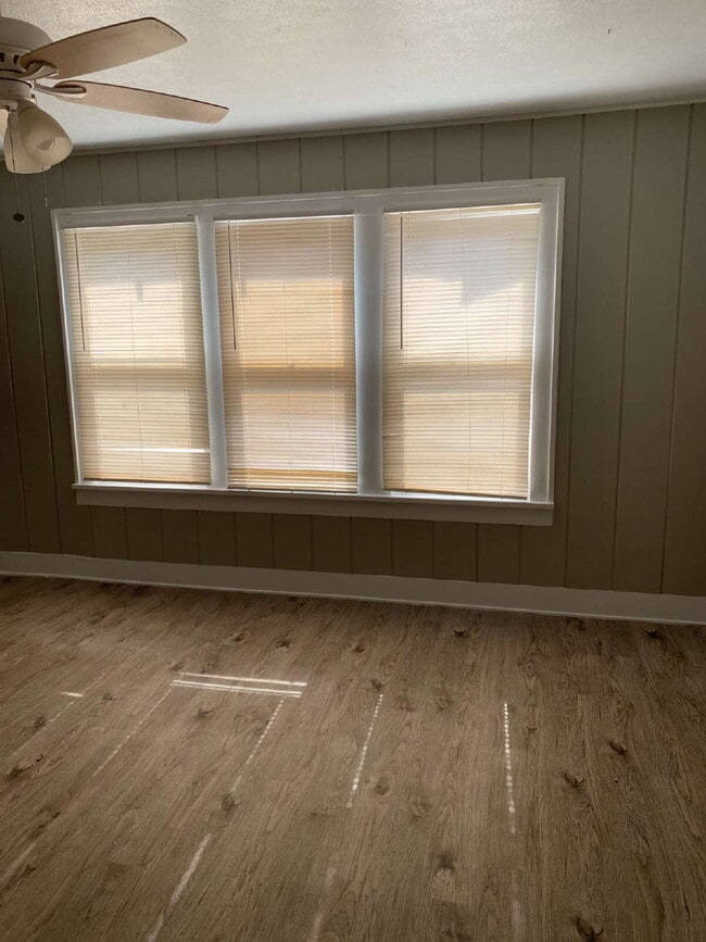 Building Photo - PRE-Leasing!! "Charming" 3-Bed, 2-Bath Home