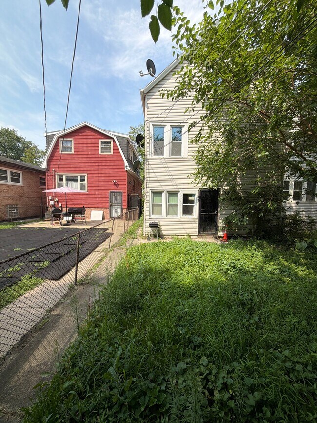 Building Photo - 8329 S Kingston Ave