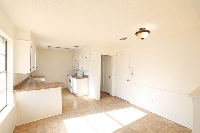 Building Photo - 3 bedroom rental in Ridgecrest!