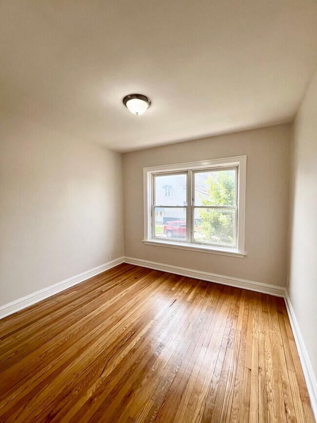 Building Photo - 4958 W Dickens Ave