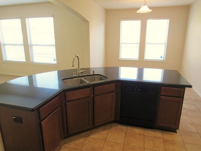 Building Photo - Spacious, Modern and Conveniently Located ...