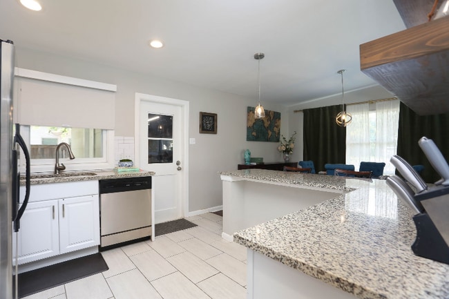 Building Photo - 514 Brightwood Pl