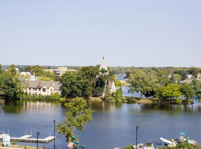 Building Photo - 215 E Pleasant St