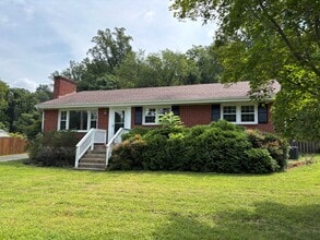 Building Photo - 833 Clearwater Ave
