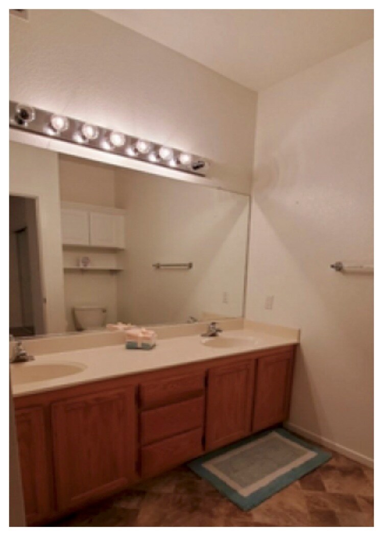 Master Bathroom - 611 Horizon Cv