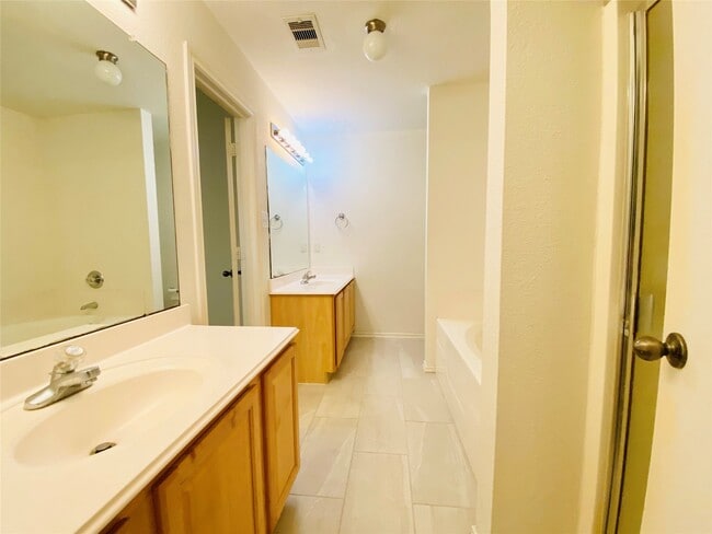 Building Photo - 5747 Wandering Creek Dr