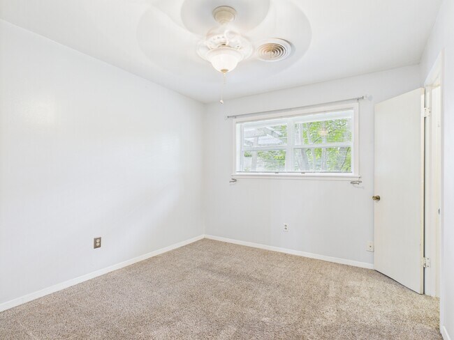 Building Photo - 1402 Village Dr