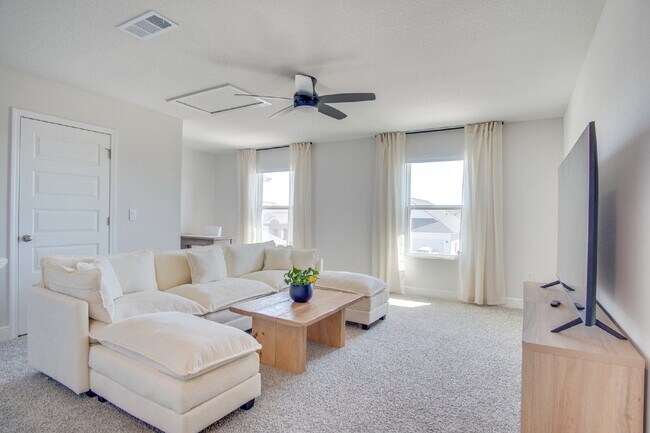 Building Photo - Modern 4BR/3BA Home with Loft, Spacious Yard & Blackwater Reserve Resort-Style Amenities-Now offe...