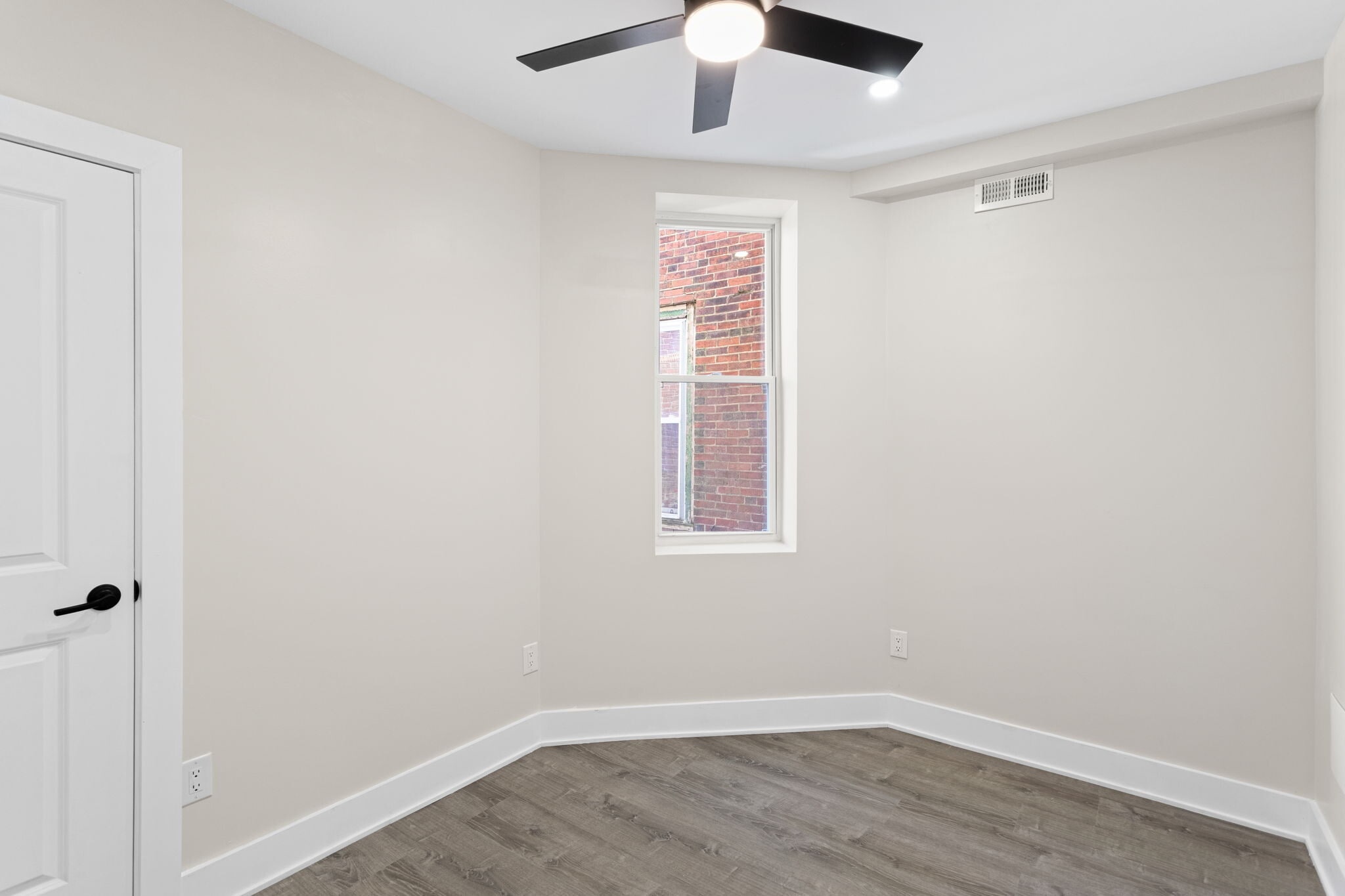 Unit 1 middle bedroom - 811 S 56th St
