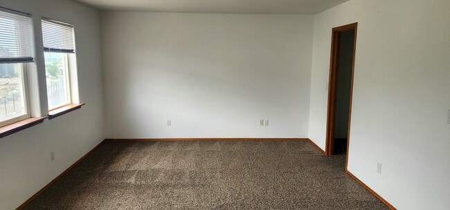 Building Photo - 1330 S Skyline Dr