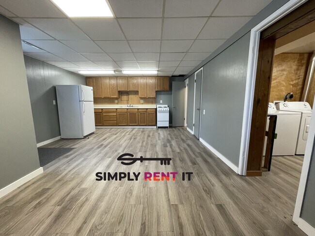 Building Photo - Renovated 2 Bedroom on Campus, Free Parkin...