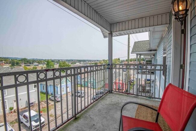 Building Photo - Knoxville 37916 - 3 bedroom, 2 bath condo in UT area, Short term rental considered @ $3400 a mont...