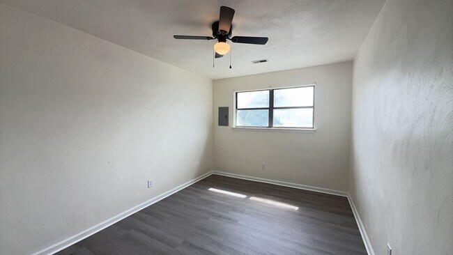 Building Photo - 9634 Elnora St