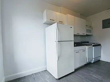 Building Photo - "Charming 1-Bed Oasis in the Heart of Woodside, NY!"