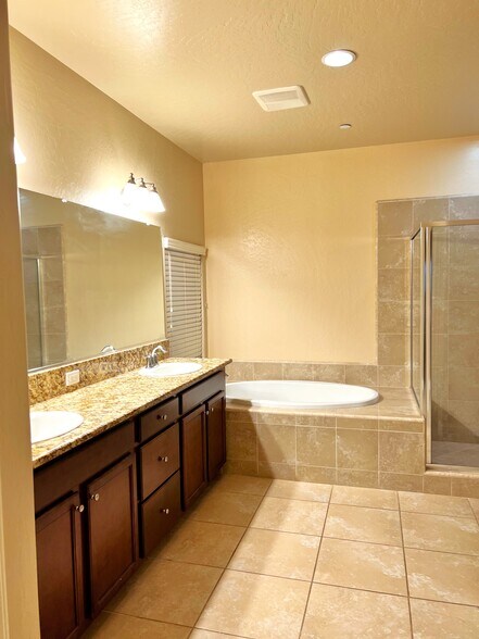 Master Bath - 6187 E Pontiac Way