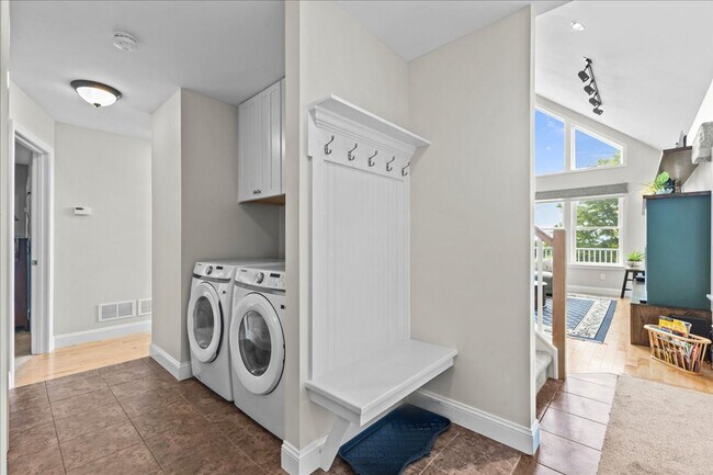 Building Photo - Contemporary with Gorgeous Views in Hinesb...