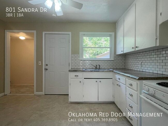 Building Photo - 801 Sandra Dr