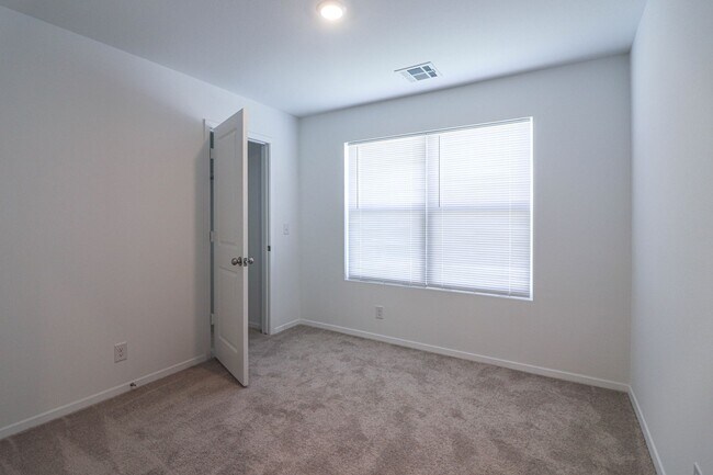 Building Photo - 3202 S 15th Pl