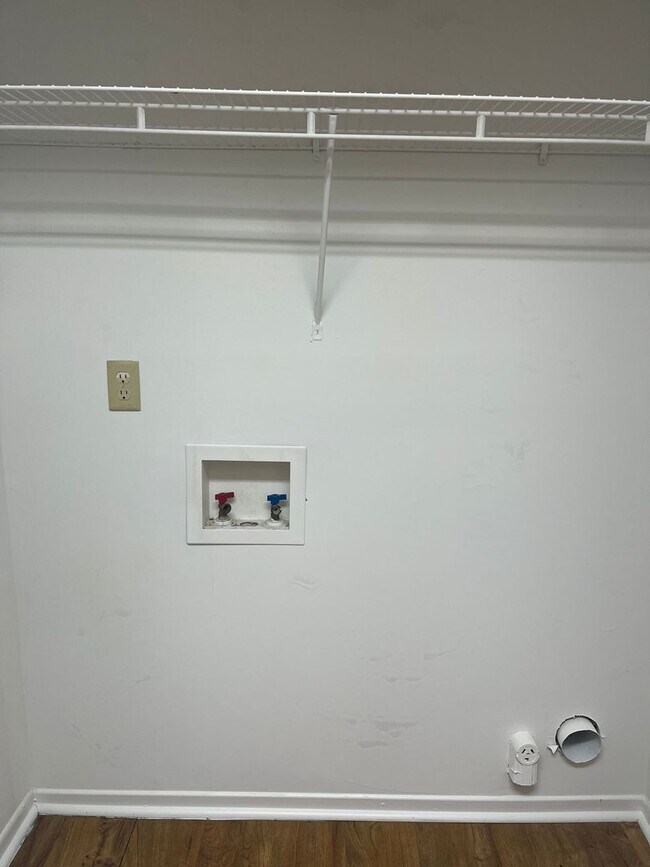 Building Photo - Modern 2-Bed, 1-Bath Oasis with Central Ai...